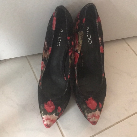 Floral wedge - Picture 2 of 4